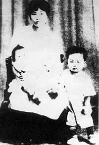 楊開慧與長子毛岸英、次子毛岸青合影