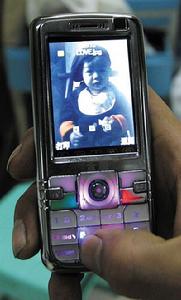 在父親手機里還存著遇難的2歲兒子的照片