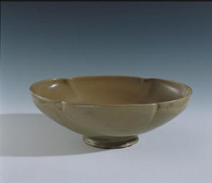 唐越窯海棠式大碗 唐越窯海棠式大碗