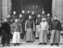 1907年東三省改設行省時，張錫鑾與徐世昌等合影
