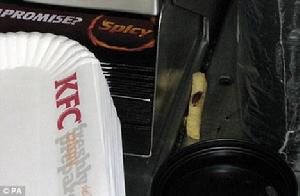 蟑螂在肯德基快餐店派餐區吃薯條