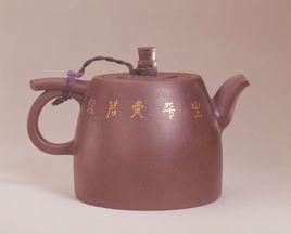 清嘉慶宜興窯阿曼陀室款紫砂描金山水紋茶壺