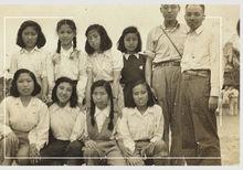 王亞文任延安中學校長時的合影