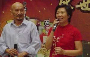 曾慧和麥嘉（左）介紹演出情況