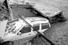 被土石流摧毀的車輛及建築