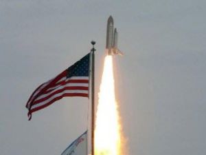 美國阿特蘭蒂斯號太空梭升空