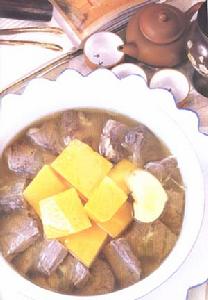 菜 名： 南瓜老牛盅 主 料： 牛腩肉500克，南瓜500克，生薑9克。 配 料： 鹽、味素各適量，油400克，麻油數滴。