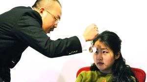 唐堂用水晶球對體驗者進行催眠