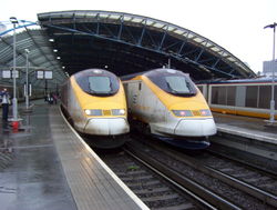 （圖）兩列正停在英國倫敦滑鐵盧國際火車站的歐洲之星列車。