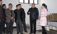 王賓（右二）在食品生產企業調研