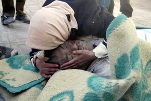 （圖）伊朗東南部克爾曼省，一名婦女痛悼在地震中死去的親人