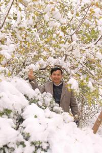 邢福武研究員在雪地里工作