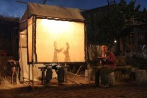 一個人的皮影戲