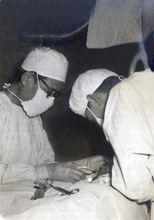 手術台上的劉士怡教授（左）