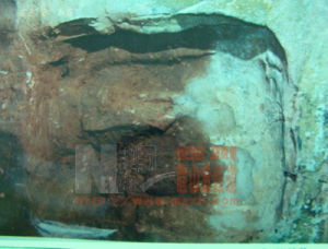 神倉寺崖墓內左側佛像