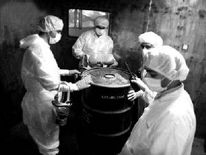 在伊斯法罕核工廠，伊朗技術人員正準備把鈾原料“黃餅”注入鈾轉化設施內