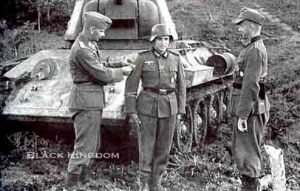 站在被自己擊毀的T34坦克前，榮耀的接受臂章授予（被授者簡單的別針固定）