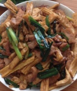 腐竹蒜苗炒肉 腐竹蒜苗炒肉