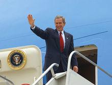 美國總統小布希與空軍一號