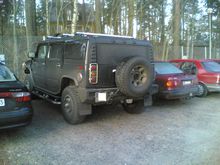 悍馬H2與其它民用車停在一起