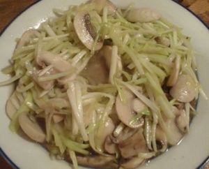 蘑菇炒韭芽 蘑菇炒韭芽