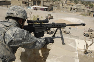 駐伊美軍狙擊手用M82A1反器材狙擊步槍準備射擊