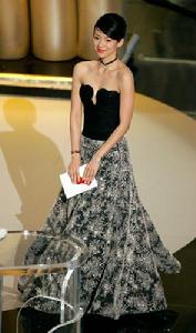 章子怡作為頒獎嘉賓登台 頒發最佳剪輯獎