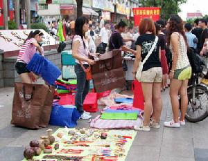 （圖）白領練攤族