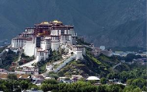 這是被綠樹環抱的布達拉宮