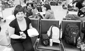 在埃及首都開羅國際機場，中國旅客吃著中國駐埃及大使館送來的便當，等待增派航班的到來。