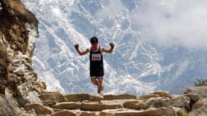 選手在珠峰馬拉松賽中