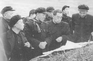 （圖）1958年3月1日，周恩來和李富春（左二）、李先念（左一）、王任重（右一）在湖北省三斗坪中堡島上現場審查長江三峽大壩工程設計方案