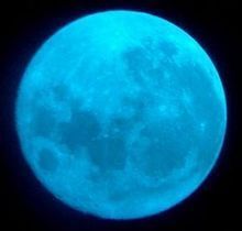 用藍色濾光器看到的“藍月亮”