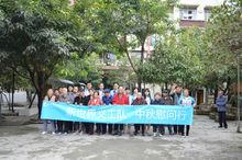 義工與老人合影