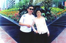 2004年5月，與妻子在重慶市三峽廣場。