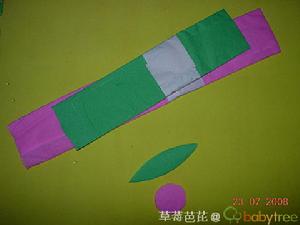 把粉色皺紋紙剪成圓形,綠色剪成長葉子形