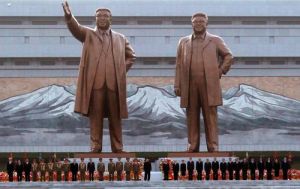 金正日（右）與金日成雕像