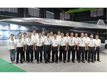 研發團隊人員在暗劍無人機前合影