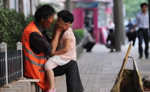金雲鍾在蜂鳥網論壇發了一張取名為《幸福》照片，顯示一位穿著環衛工背心的老人，坐在馬路邊綠化帶旁的水泥台上，用手捧著一位女童，兩人滿臉堆笑地進行鼻吻。