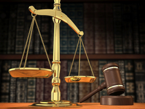 黃金天平與拍賣錘圖片