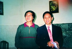2001年10月，與著名詩人王家新在北京。