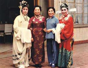戚雅仙（左一）