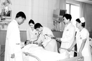 第四軍醫大學西京醫院院長熊利澤在查房