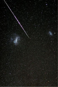 2009年11月15日，南非觀測到得獅子座流星雨穿越麥哲倫大小星雲。