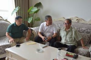 委辦公室主任唐凌運一行慰問委(局)離退休老黨員