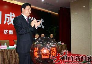 省委常委、宣傳部部長李群出席儀式並為集團揭牌