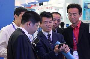 劉美鴻董事長在向客戶介紹產品