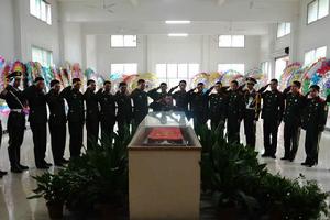 瑞金軍民殯儀館外排隊送行英雄王潮