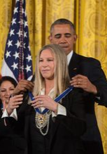 歐巴馬為其頒發總統自由勳章