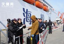 旅客們等候登船